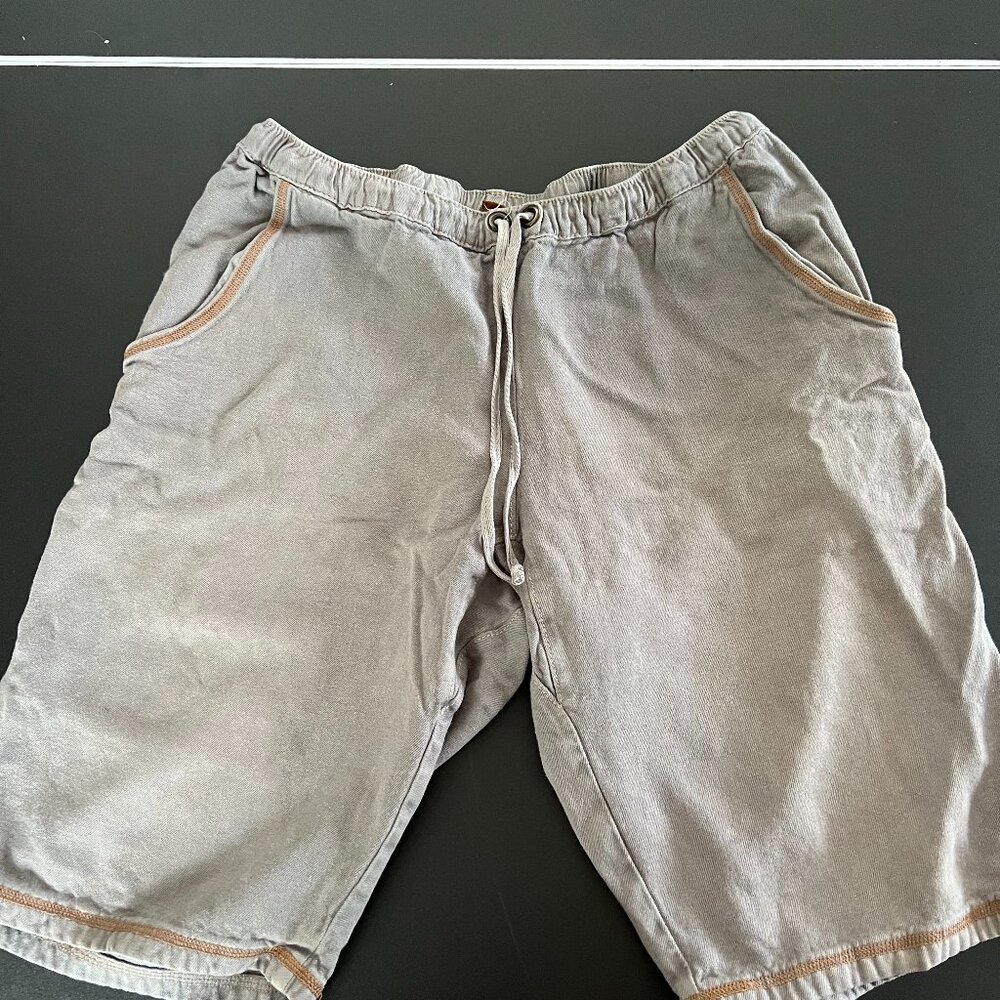 Circle Creations Men's Gray Shorts, Size L